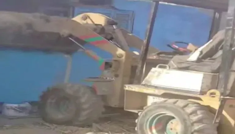 فيديو يهز مواقع التواصل في مصر.. أب يهدم منزل ابنته بلودر وبلاغات تطالب بالتدخل